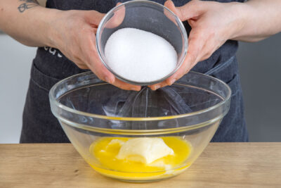 Butter mit Zucker aufschlagen