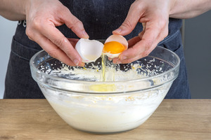 Eier einzeln unterrühren
