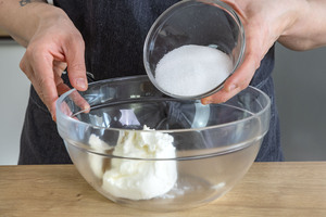 Magerquark mit Zucker verrühren