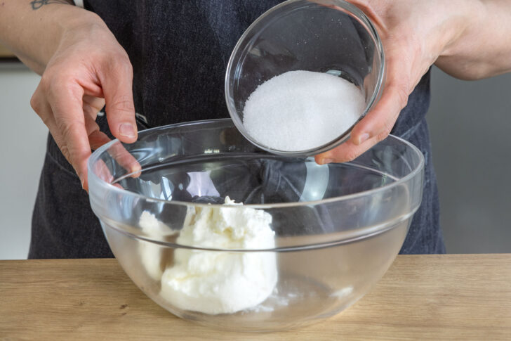Magerquark mit Zucker verrühren