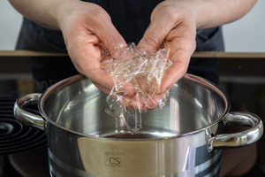 Gelatine in Topf auflösen