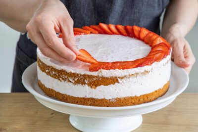 Erdbeer-Mascarpone-Torte mit Erdbeeren dekorieren