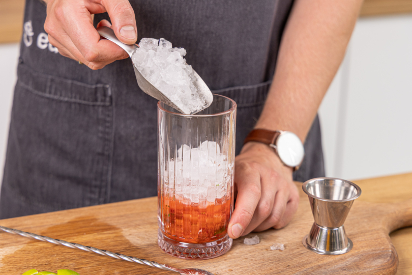 Glas mit Crushed Eis auffüllen