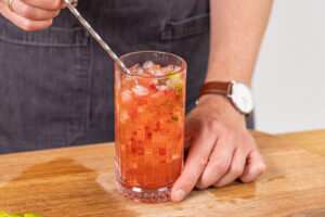 Erdbeer-Mojito umrühren