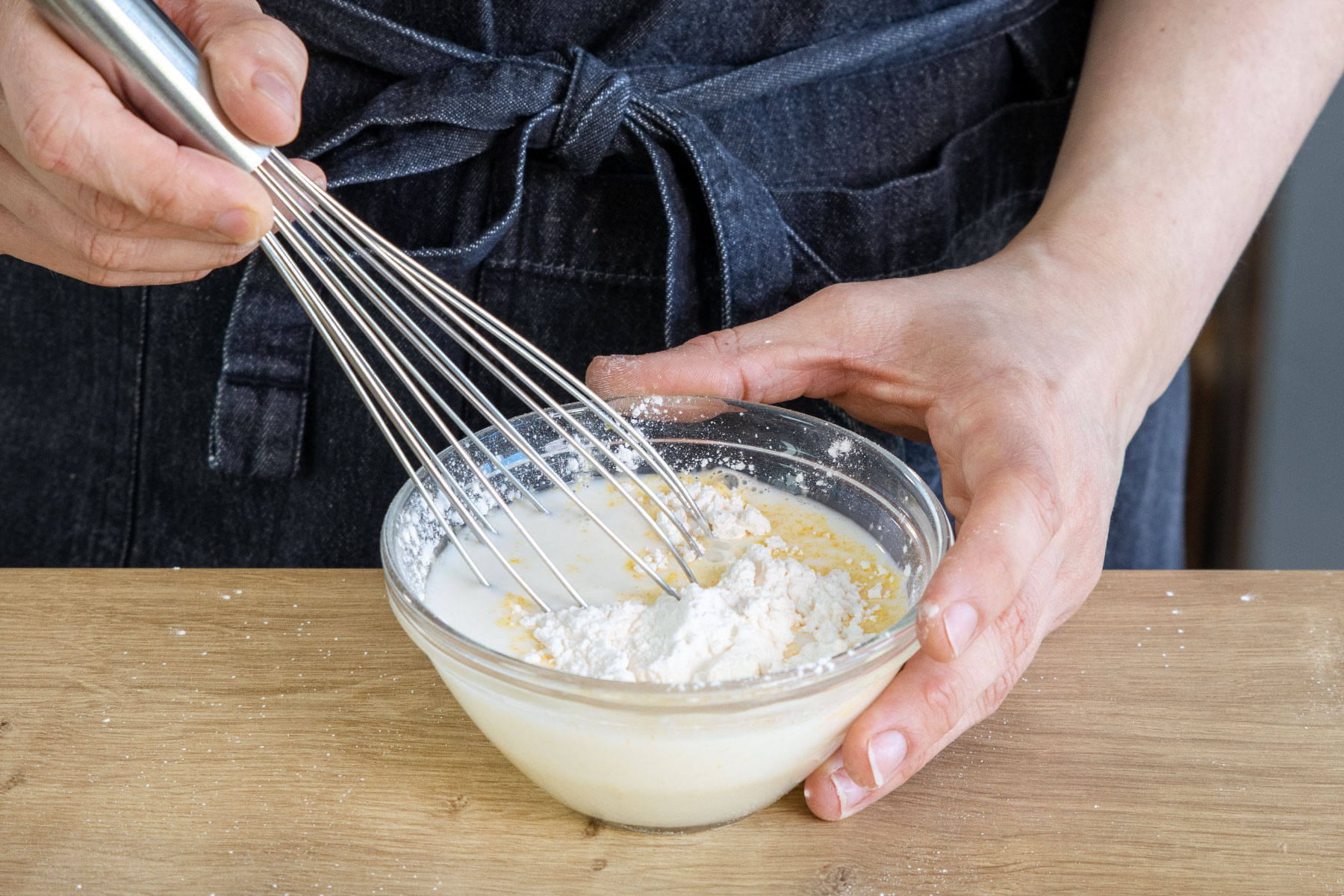 Puddingpulver in Milch auflösen