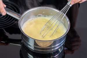 Pudding für die Erdbeer-Pudding-Torte umrühren