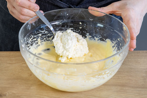 Schlagsahne zur Puddingmasse geben