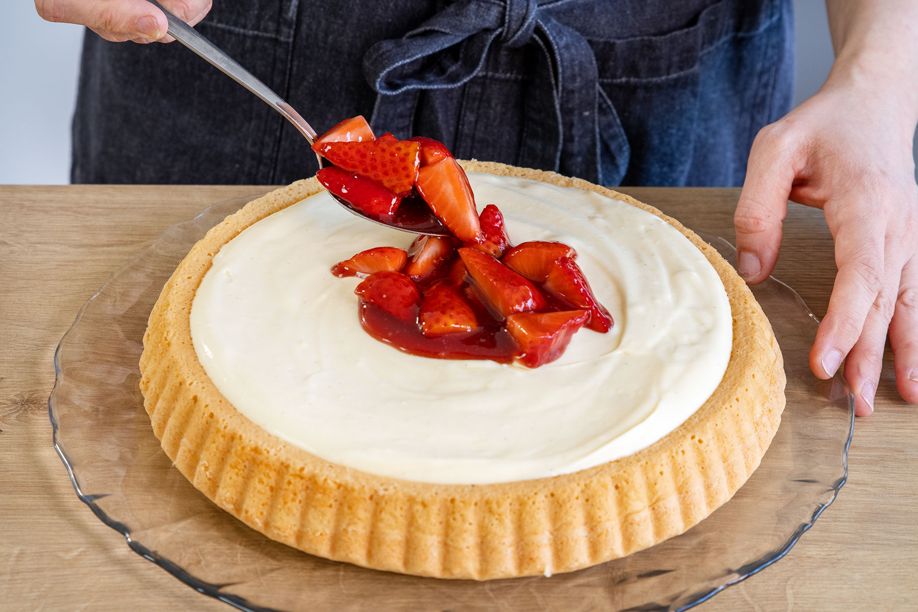 Erdbeermasse auf der Erdbeer-Pudding-Torte verteilen