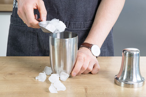 Eiswürfel dazugeben
