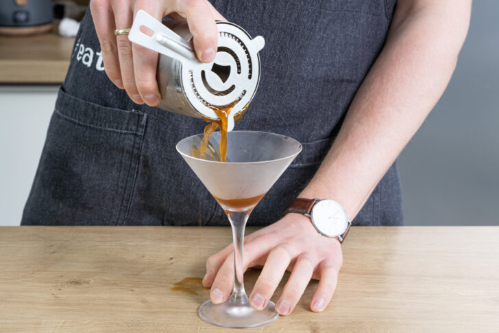 Cocktail ins Glas füllen