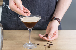 Martini mit Espressobohnen dekorieren