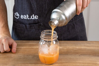 Flamingo Cocktail abfüllen