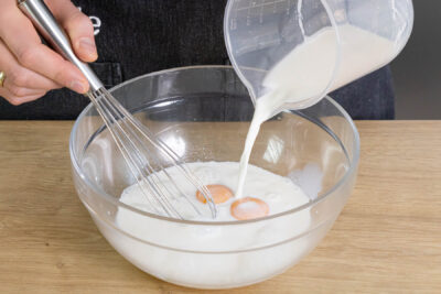 Eigelb mit Milch und Zucker aufschlagen