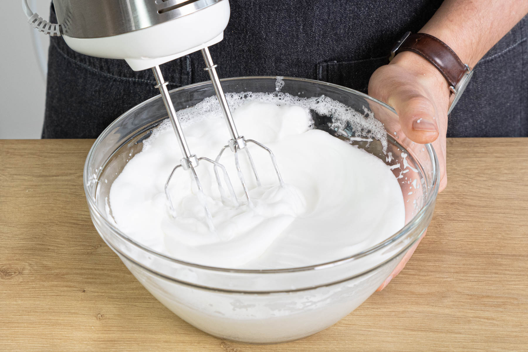 Eiweiß zu Eischnee steif schlagen
