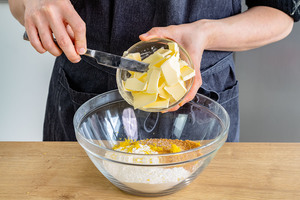 Butter zu den Zutaten geben