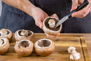 Stiele aus Champignons lösen