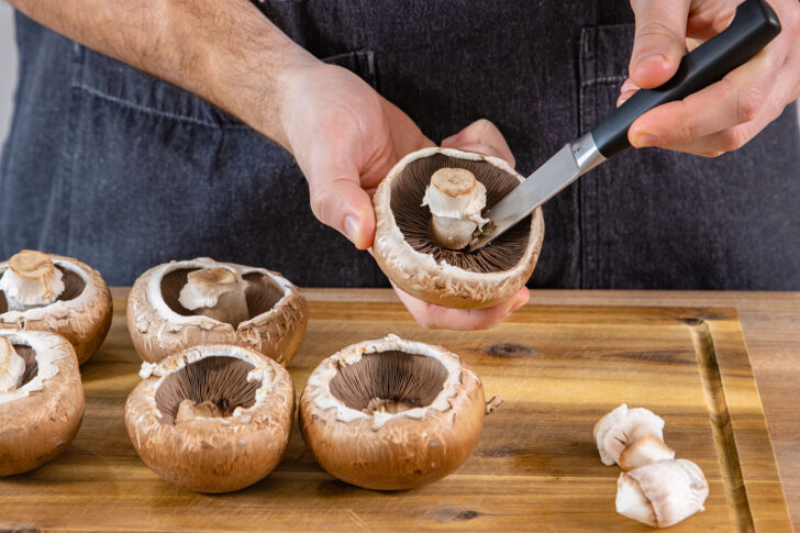 Stiele aus Champignons lösen