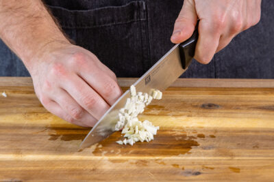 Knoblauch fein hacken