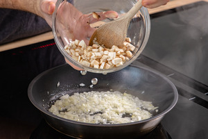 Zwiebeln anbraten und Champignonstücke dazugeben