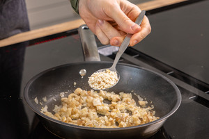 Pankomehl mit in die Pfanne geben