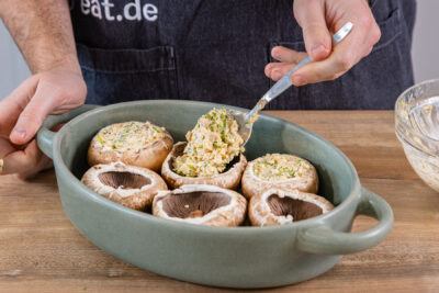 Champignons mit Frischkäsemasse füllen