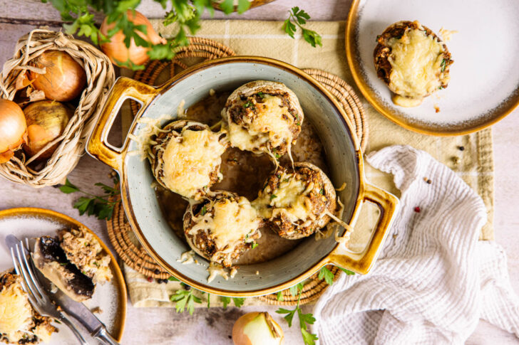 Gefüllte Champignons mit Hackfleisch und Käse überbacken