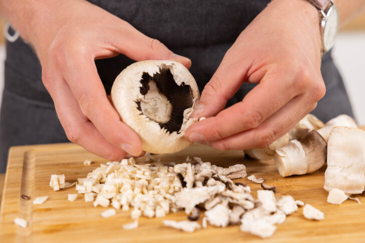 Lamellen der Champignons entfernen