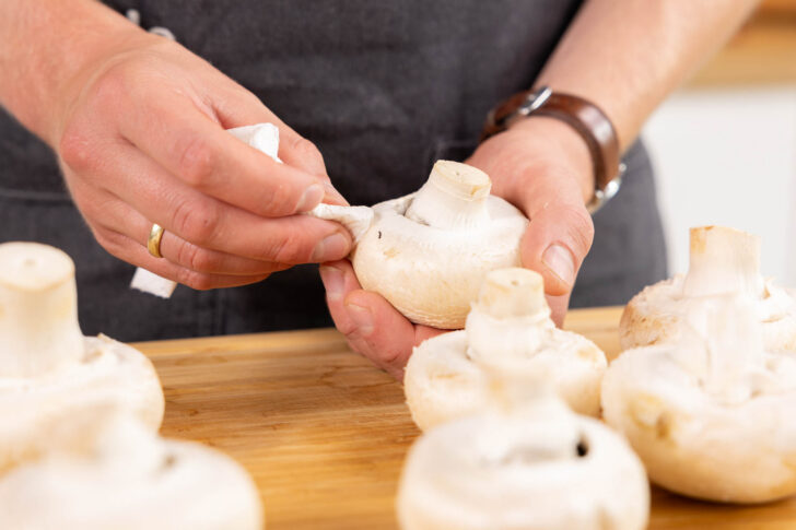 Champignons putzen