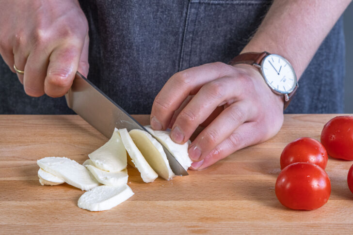 Mozzarella in Scheiben schneiden