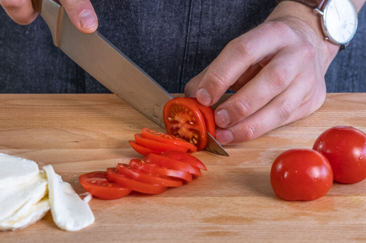 Tomaten klein schneiden