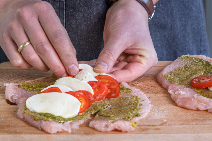 Putenbrust mit Tomate-Mozzarella füllen