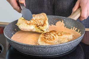 Gefüllte Putenbrust mit Tomate-Mozzarella in die Pfanne geben