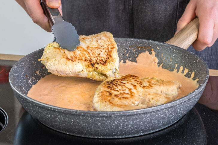 Gefüllte Putenbrust mit Tomate-Mozzarella in die Pfanne geben