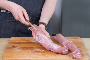 In das Fleisch stechen