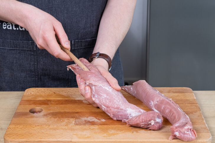 In das Fleisch stechen