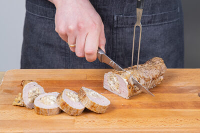 Gefülltes Schweinefilet in Scheiben schneiden