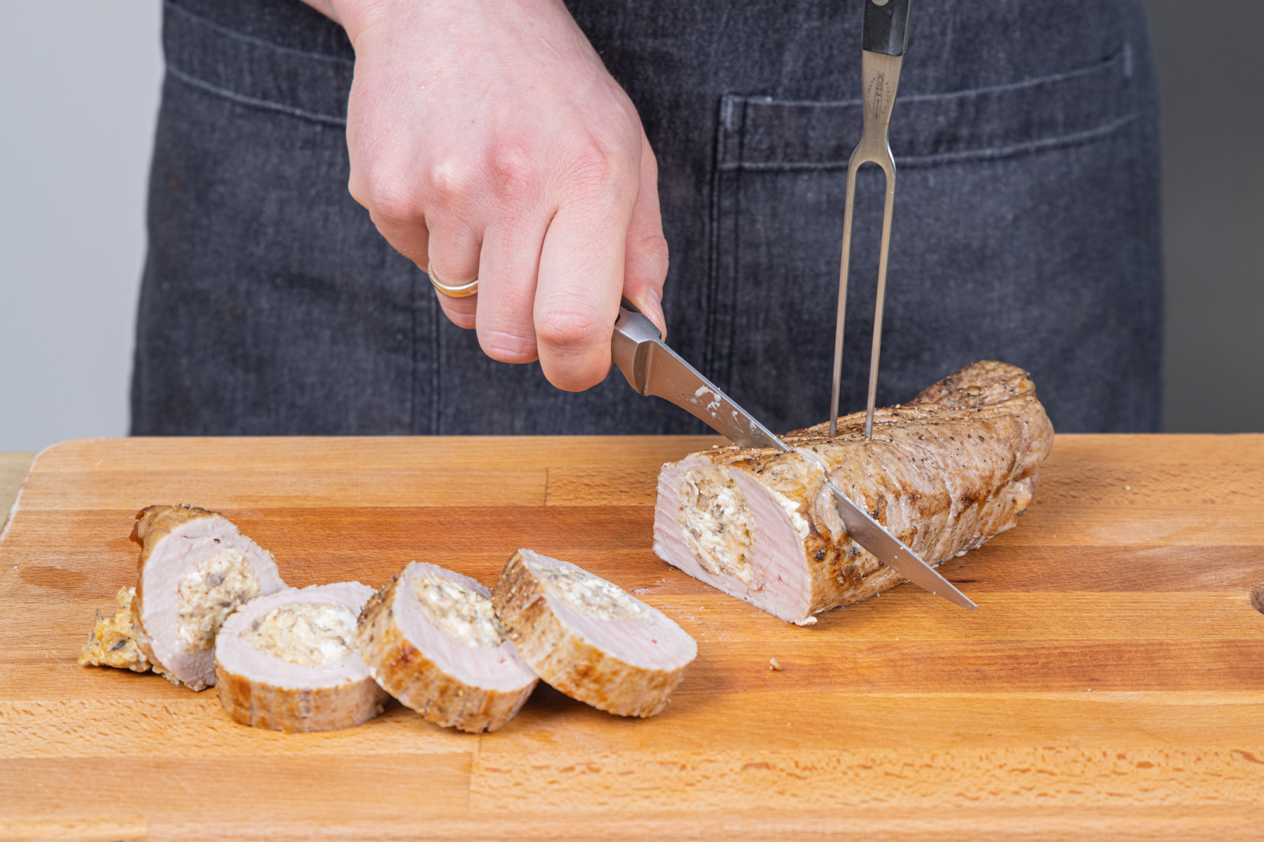 Gefülltes Schweinefilet in Scheiben schneiden