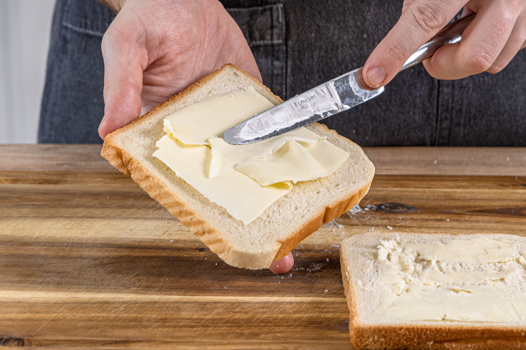 Toastscheiben mit Butter einstreichen