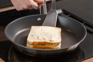 Grilled Cheese Sandwich in die Pfanne geben
