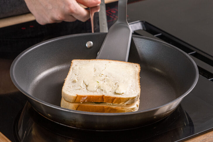 Grilled Cheese Sandwich in die Pfanne geben