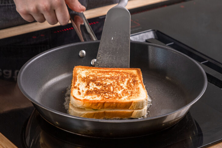 Grilled Cheese Sandwich goldbraun braten