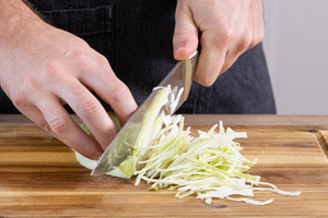 Weißkohl in dünne Sreifen schneiden