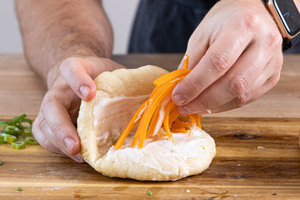 Gua Bao Burger mit Gemüse und Fleisch füllen