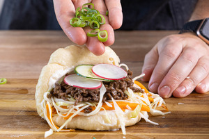 Gua Bao Burger garnieren