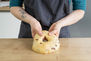 Hefeteig in einen Ring formen