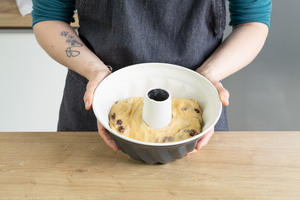Hefeteig in die Gugelhupfform geben