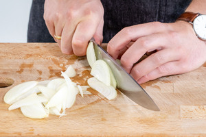Zwiebel schneiden