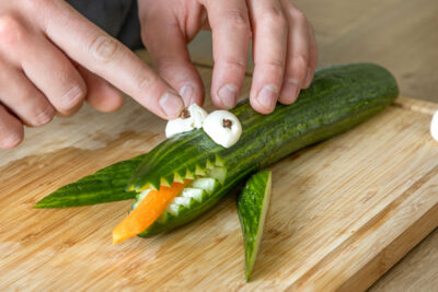 Augen des Gurkenkrokodils mit Mozzarella machen