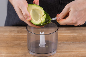 Avocado aus der Schale lösen
