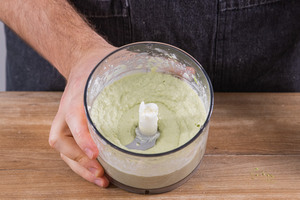 Avocado, Salz, Zucker, Frischkäse und Zitronensaft pürieren